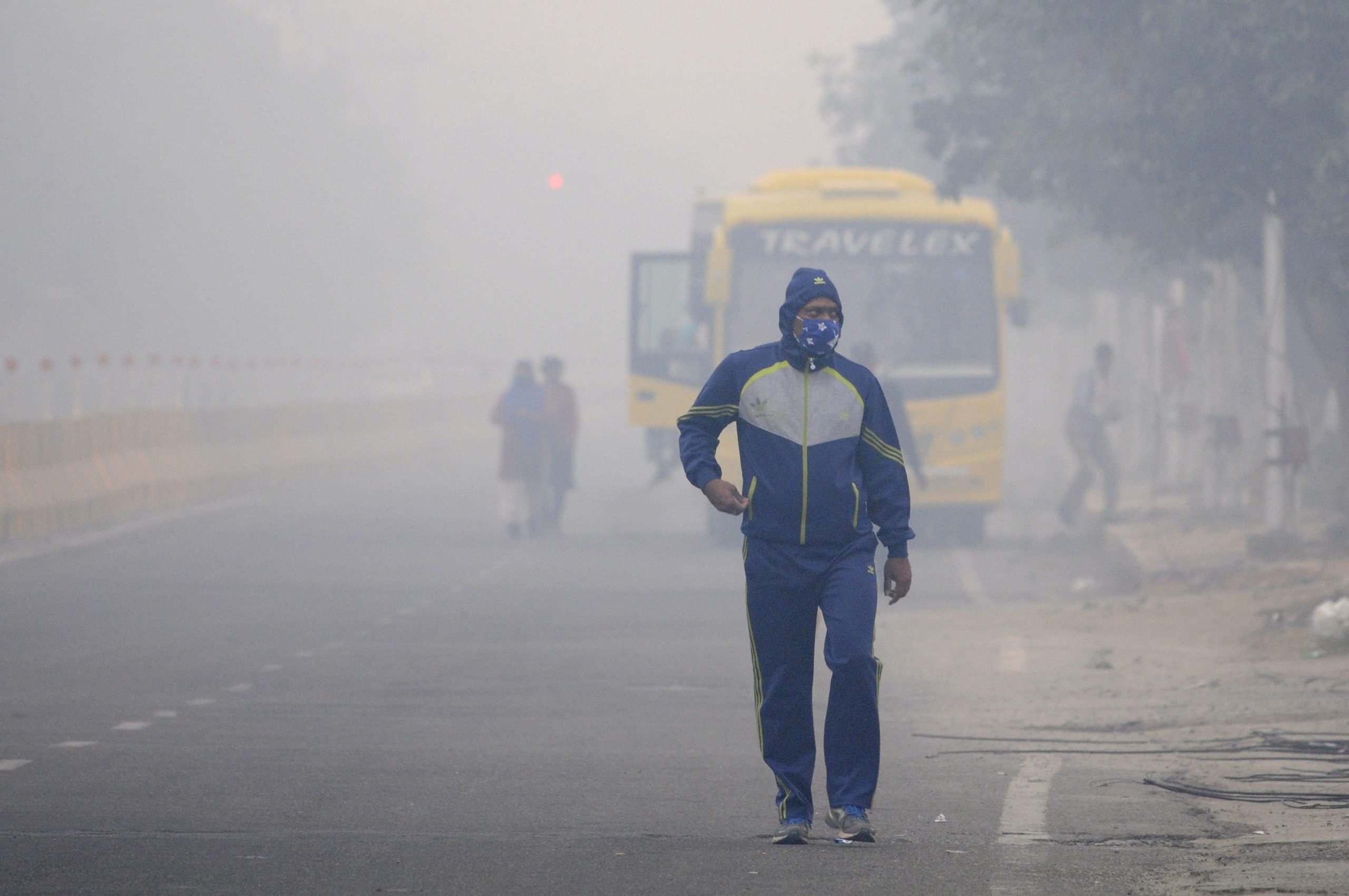 Dense fog envelopes Delhi, minimum temperature at 8.4 degrees