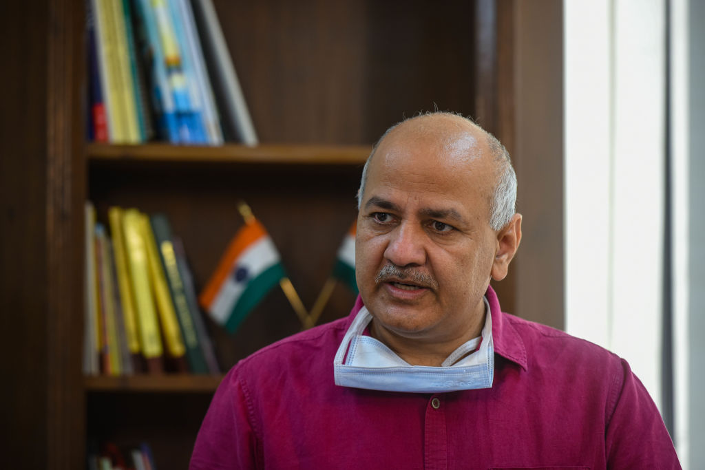 Manish Sisodia distributes 230 smartphones among students with help of civil society