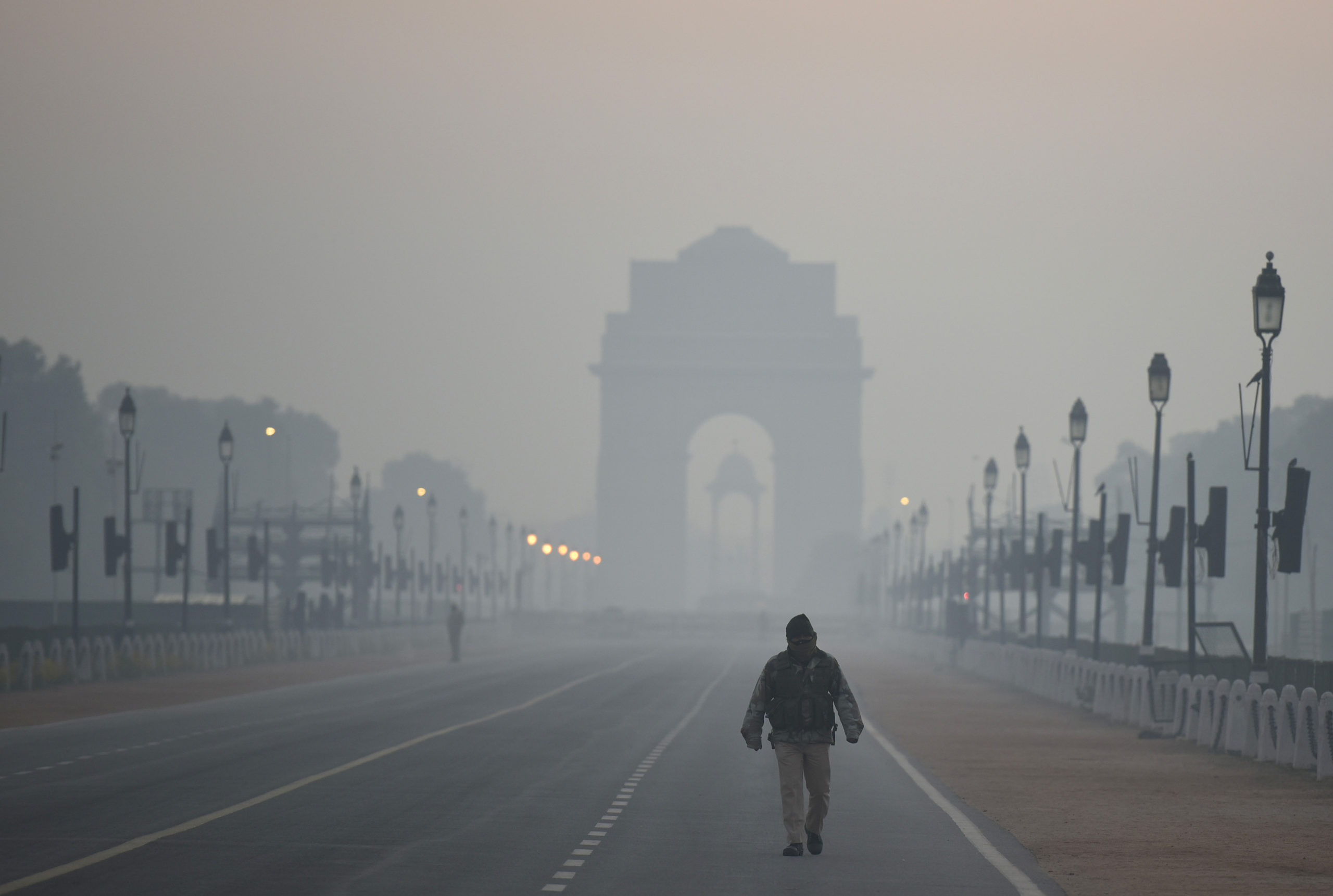 Moderate fog in Delhi, minimum temperature rises to 6.7 degrees Celsius