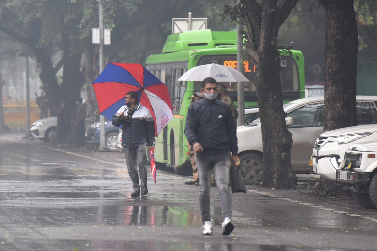 Delhi records minimum temperature of 19.4 degrees Celsius, light rain predicted