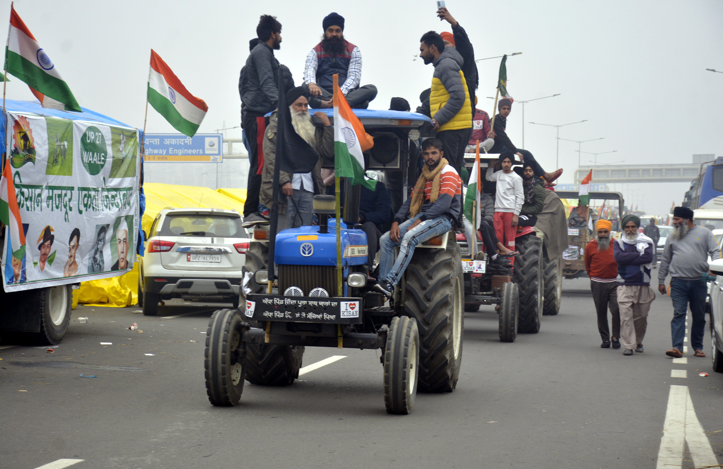 Protesting farmers enter Red Fort, man climbs flagstaff to hoist flag
