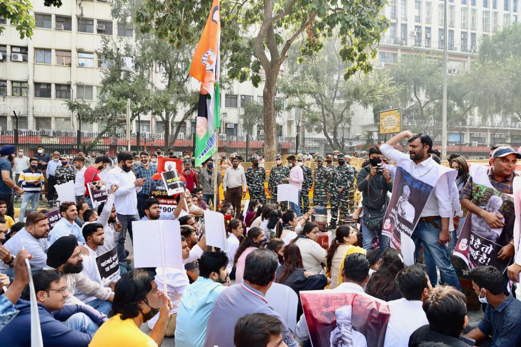 Congress leaders hold protest, demand VAT be reduced on petrol, diesel in Delhi