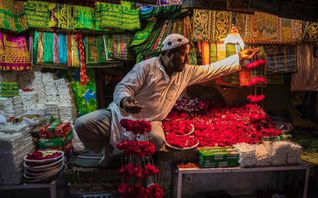 A vendor outside the Hazrat Nizamuddin Dargah