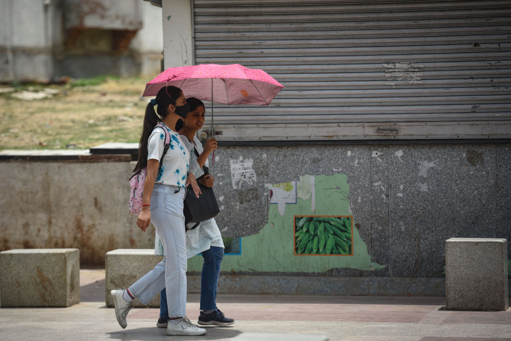 Delhi continues to suffer from intense heatwave, light rain expected