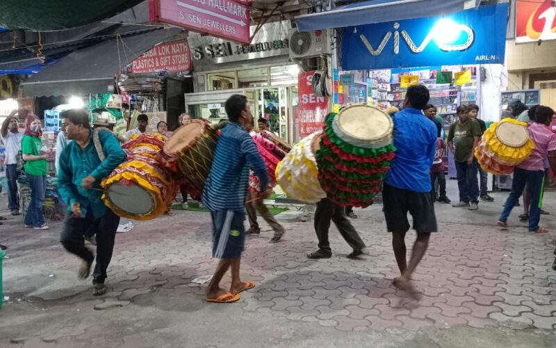 Bengali dhaakis fill the air with festive beat
