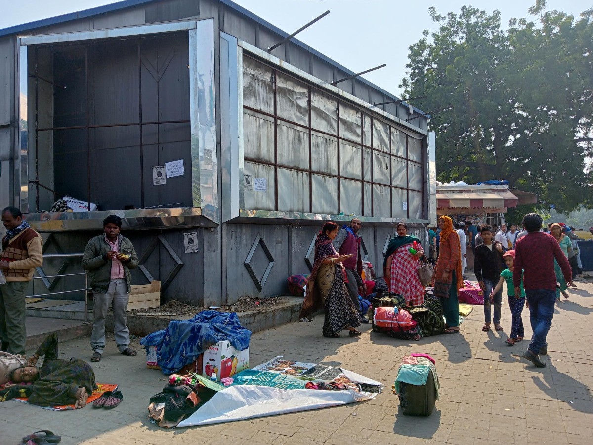 Outside AIIMS, outstation patients left in the lurch