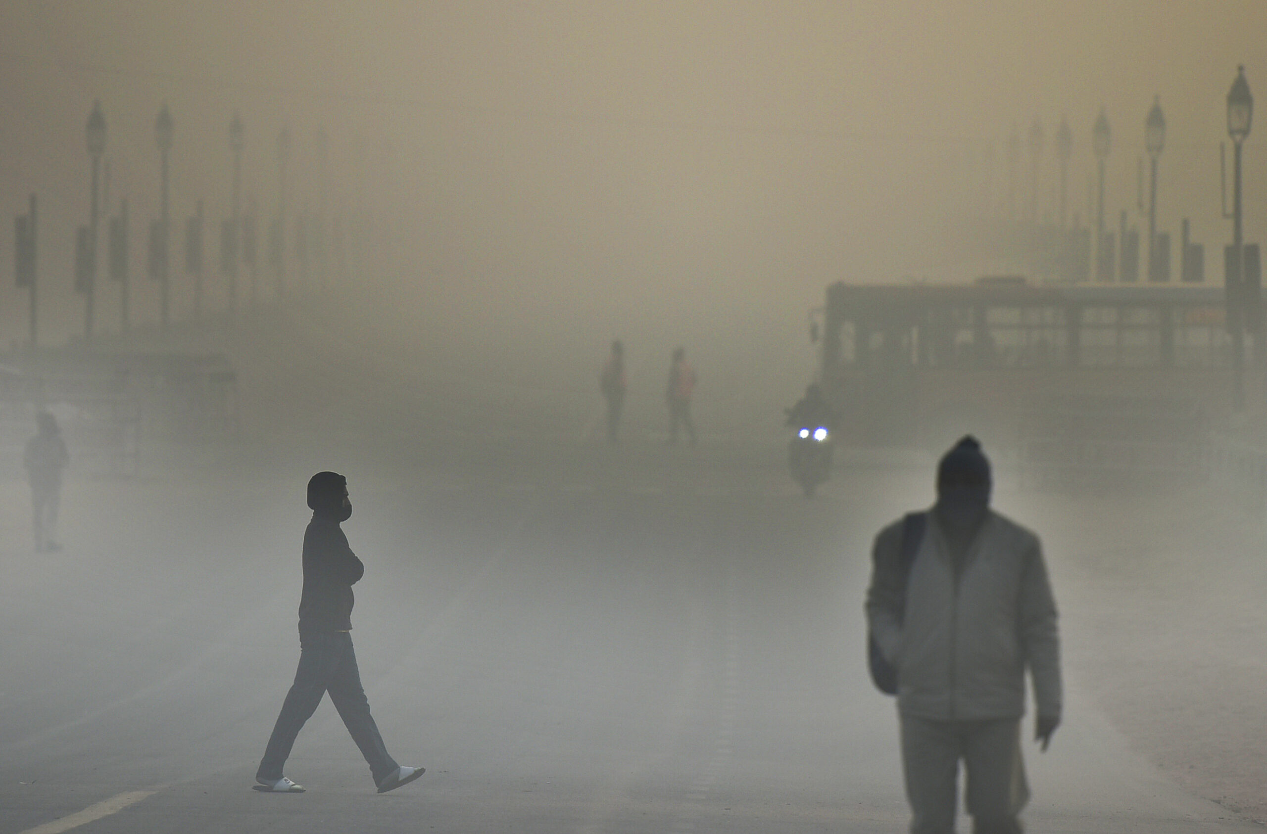 At 3.5 degrees celsius, Delhi’s temperature drops to season’s lowest, thick layer of fog gilds city