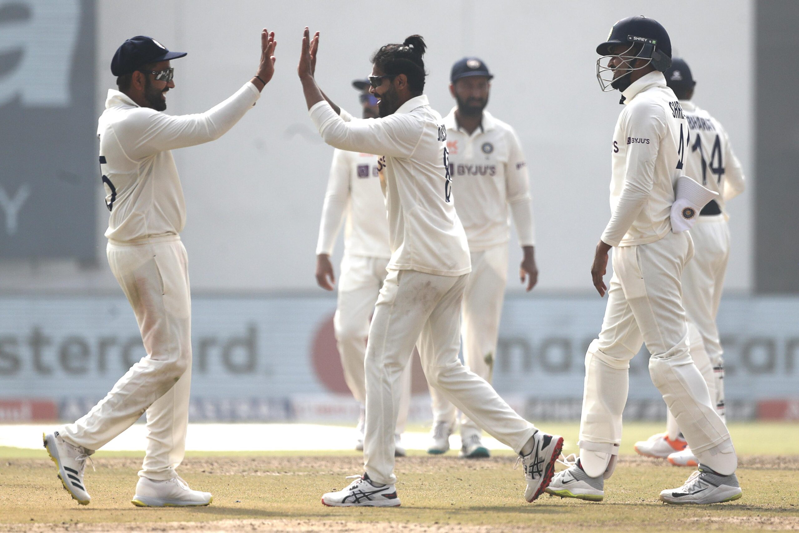 Jadeja swats cross-batting Aussies as India win 2nd Test