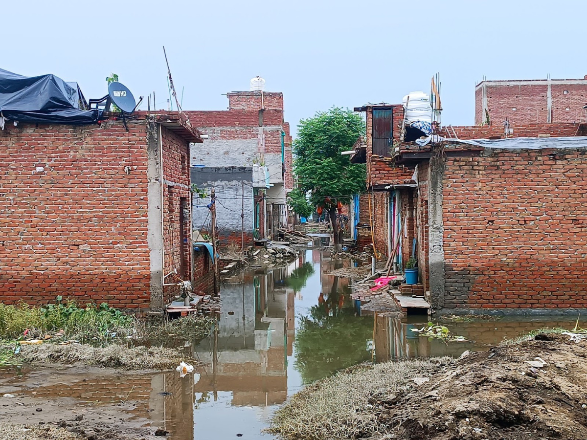 Migrants stare at distress as Hindon river flows through homes