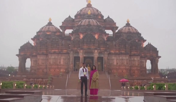 ‘Amazed, awed by its beauty’: British PM Sunak, wife visit Akshardham temple