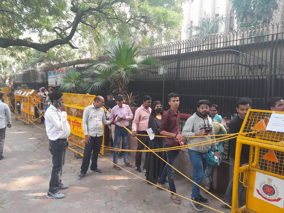 Demonetisation 2: People wait in queues outside RBI