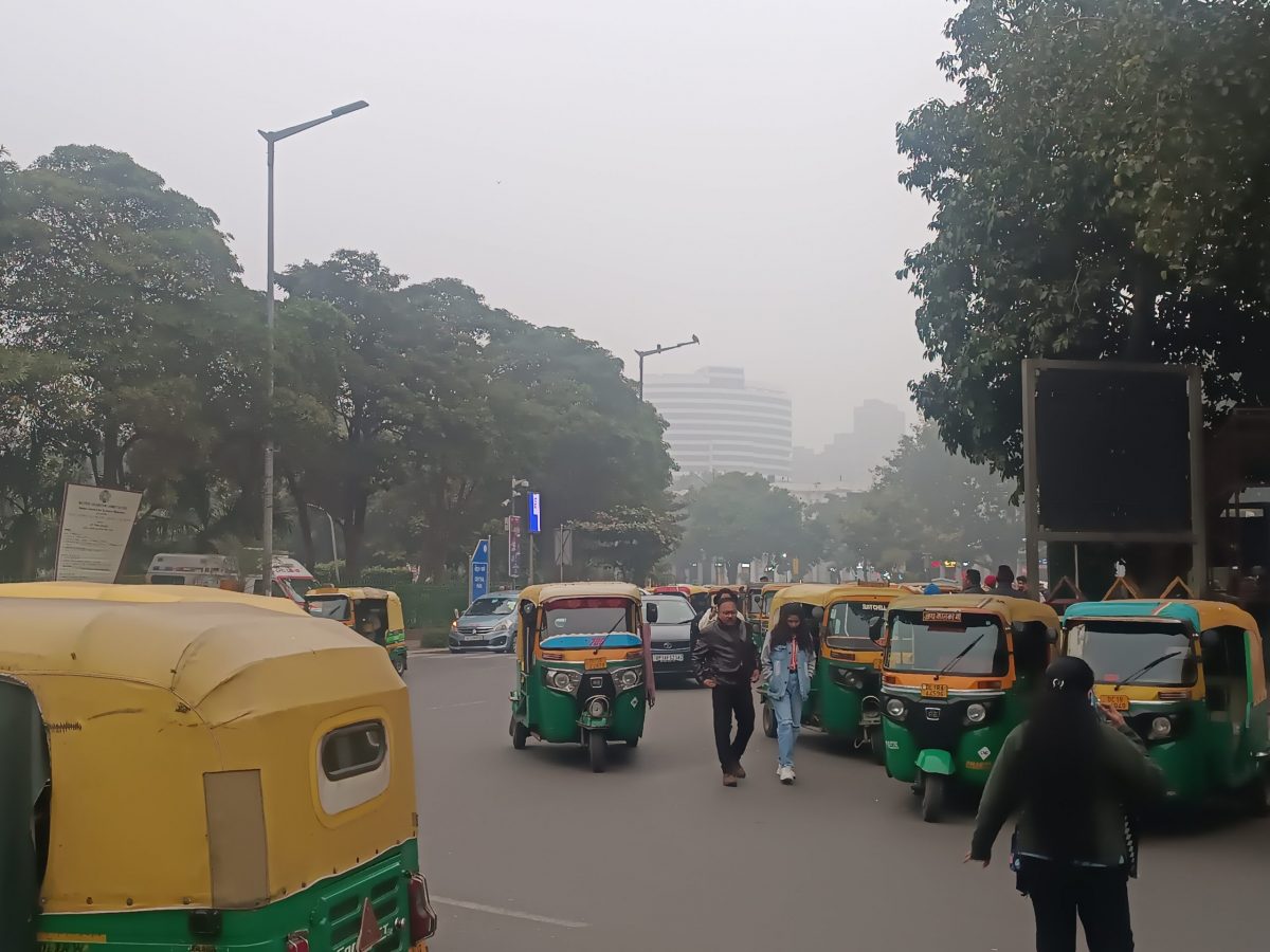 Delhi air pollution: Toxic haze envelopes city, AQI ‘very poor’