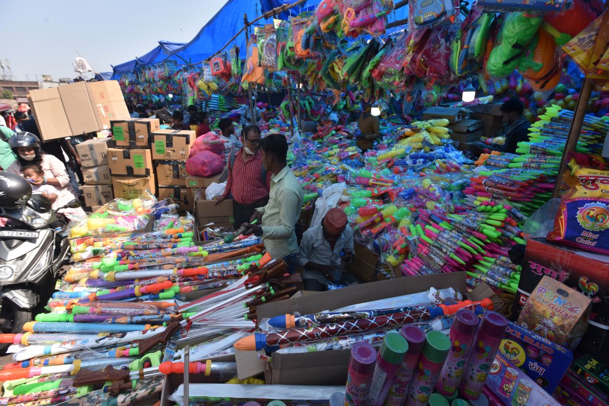 From flare guns to Sunny Deol’s hammer: Unconventional Holi accessories make waves in Sadar Bazaar