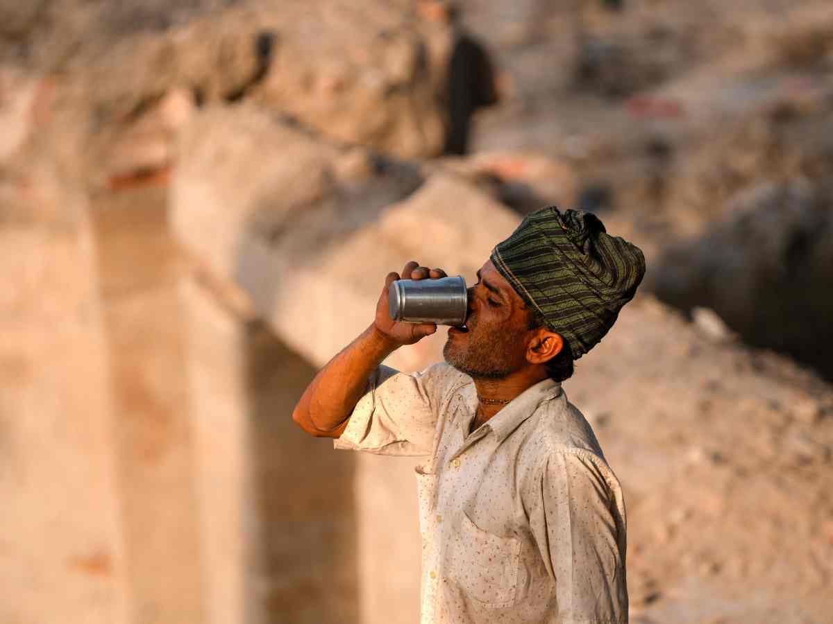 Delhi heat: A construction worker quenches his thirst as he takes a break, amid the ongoing intense heatwave on a hot summer day along the bank of the river Yamuna, in New Delhi. (Getty)