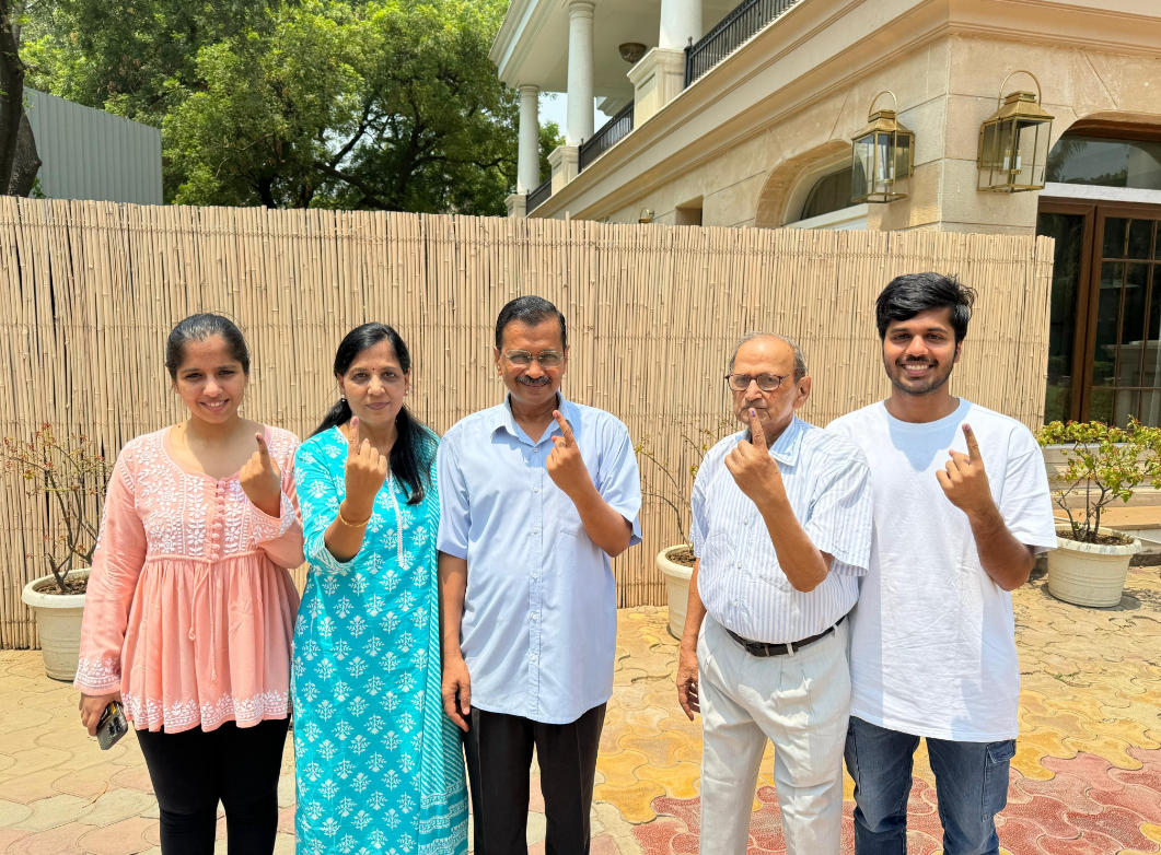 Delhi Lok Sabha elections 2024:  CM Arvind Kejriwal and family cast their votes at Civil Lines polling booth