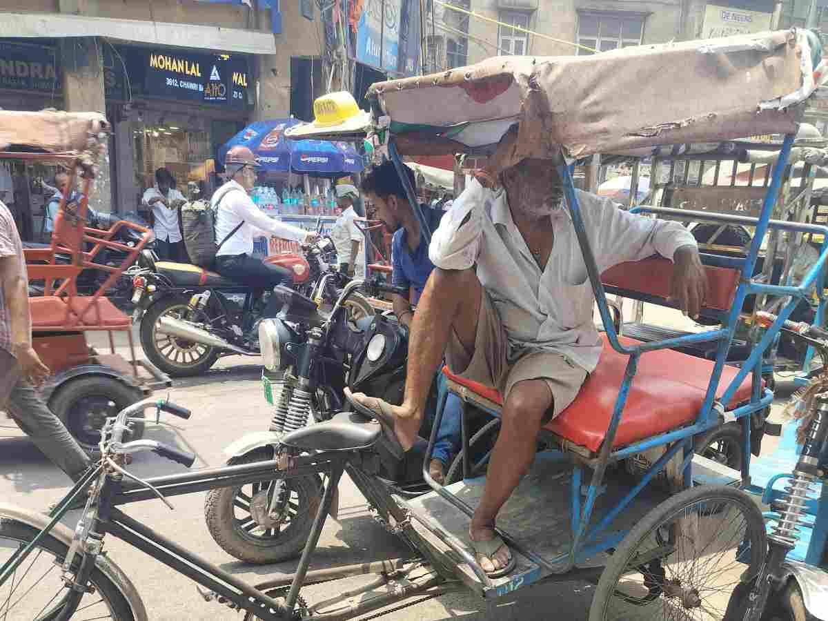 Delhi: Manual rickshaw pullers have to often go without passengers nowadays due to the popularity of e-rickshaws