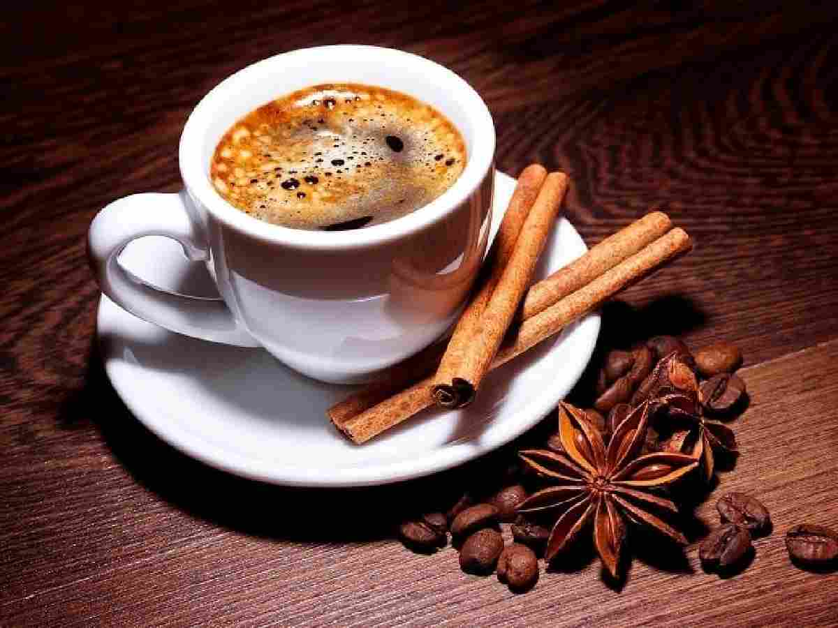 Black Coffee with Cinnamon: Add a touch of cinnamon to your black coffee to enhance the flavour and enjoy health benefits, keeping you warm on rainy days