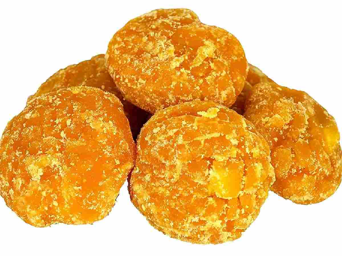 Jaggery (Gur): Rich in antioxidants, zinc, and selenium, jaggery boosts immunity. Enjoy it in milk, tea, or as masala gud