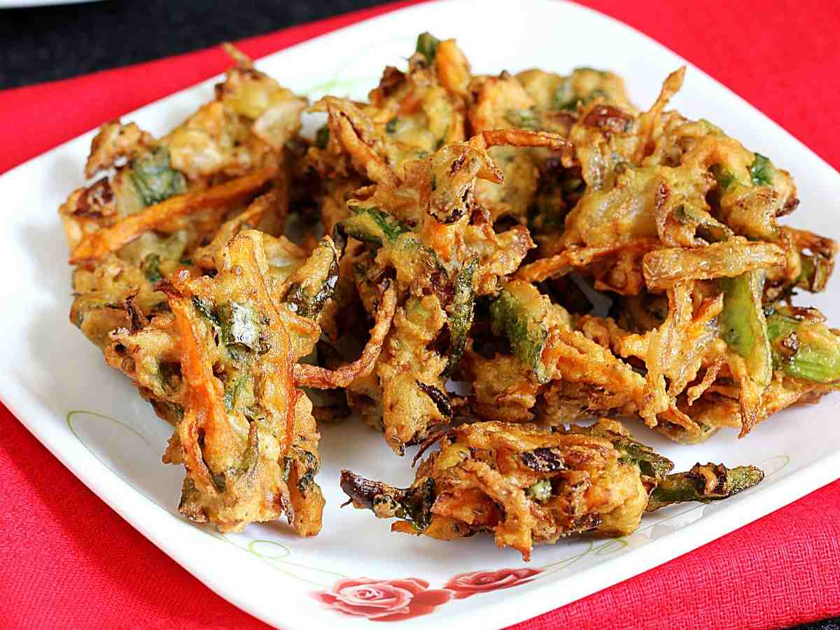 Pakoras: Deep-fried fritters made with gram flour and vegetables or paneer, perfect with green chutney