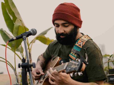 B-leaf during his first Delhi show from the 'B-Leaf and Darzi Acoustic Sessions India tour' 