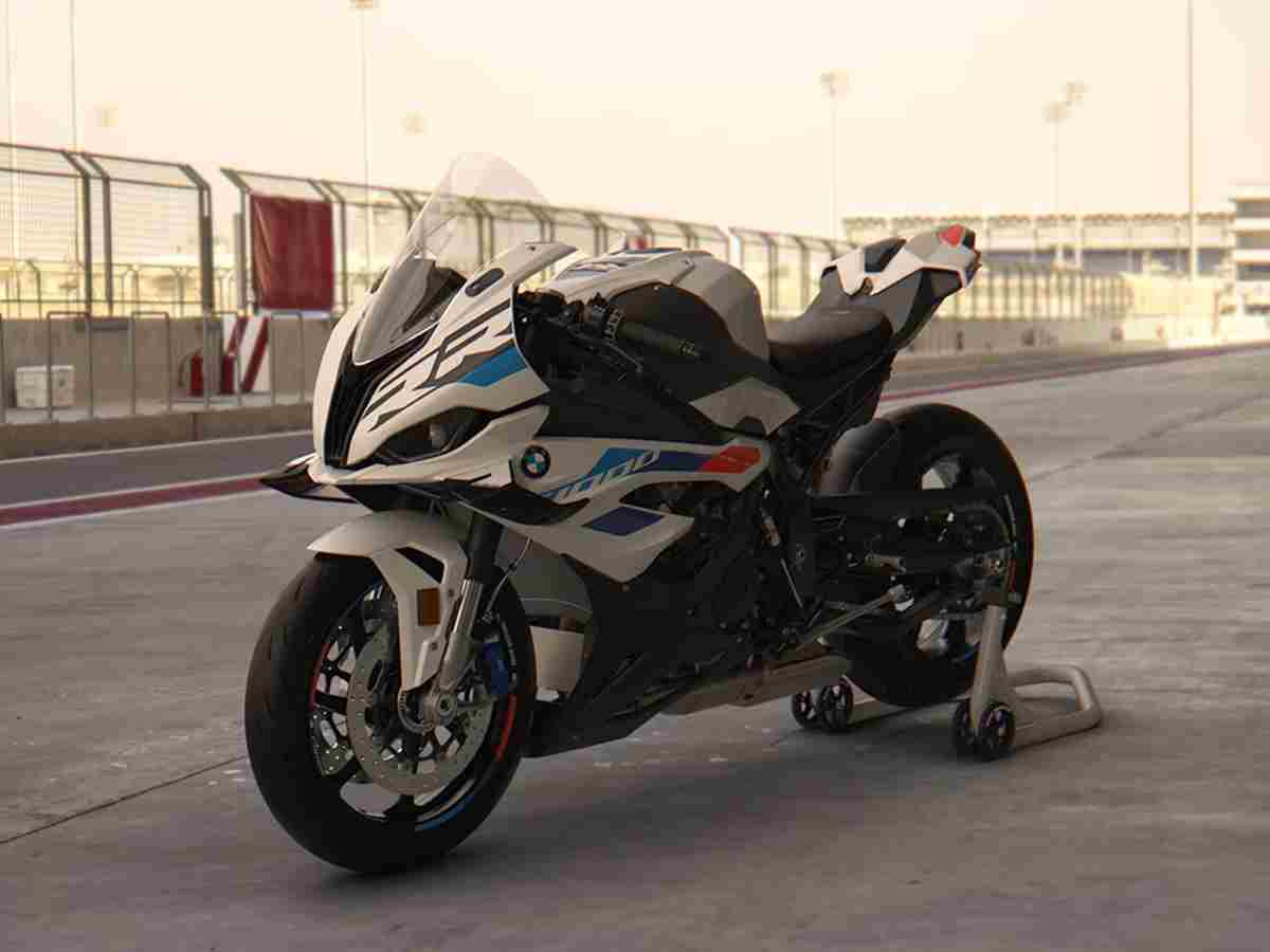 BMW S1000RR: New model with updates to its engine and electronics, aiming to push the limits of superbike performance.