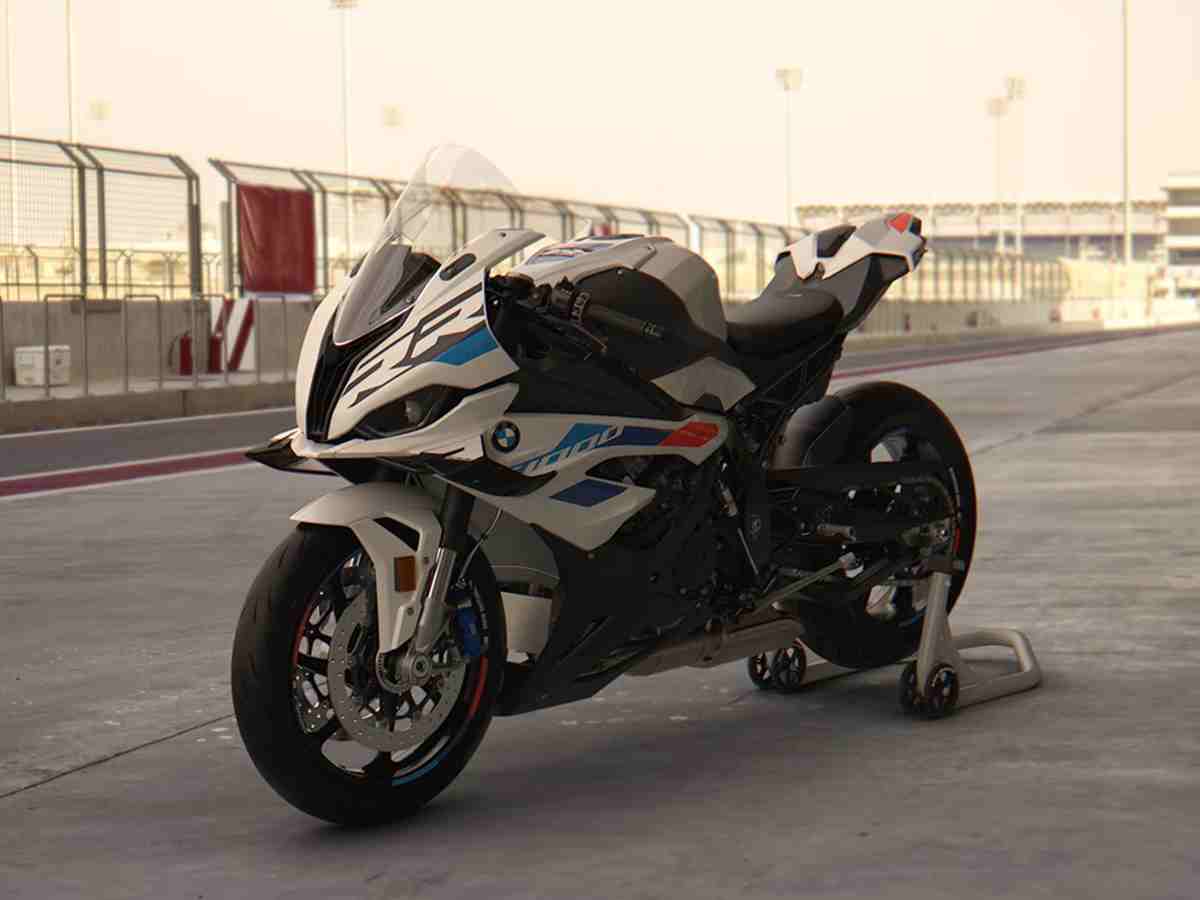 BMW S1000RR: Offers a top speed of around 188 mph (303 km/h), combining high performance with cutting-edge technology.