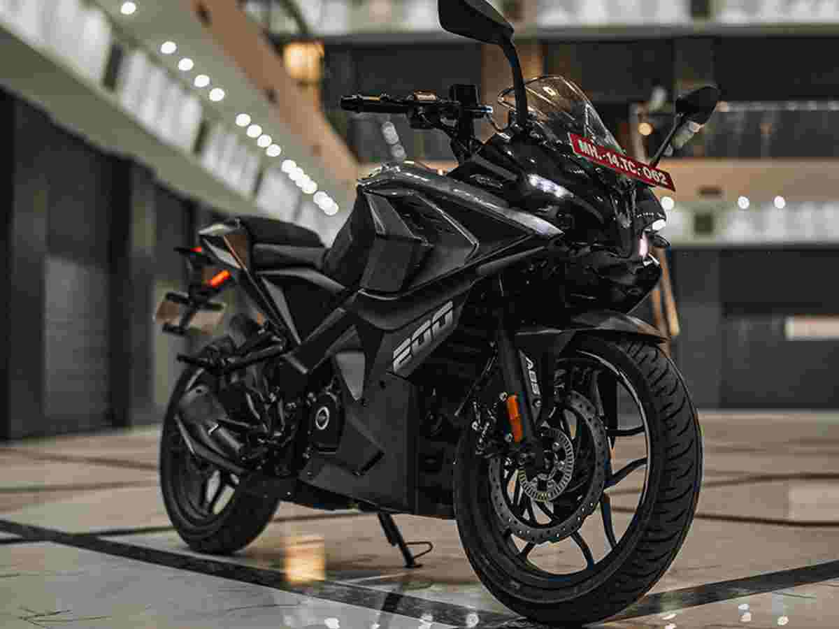 Bajaj Pulsar RS200: Offers good performance and sporty looks at an affordable price.