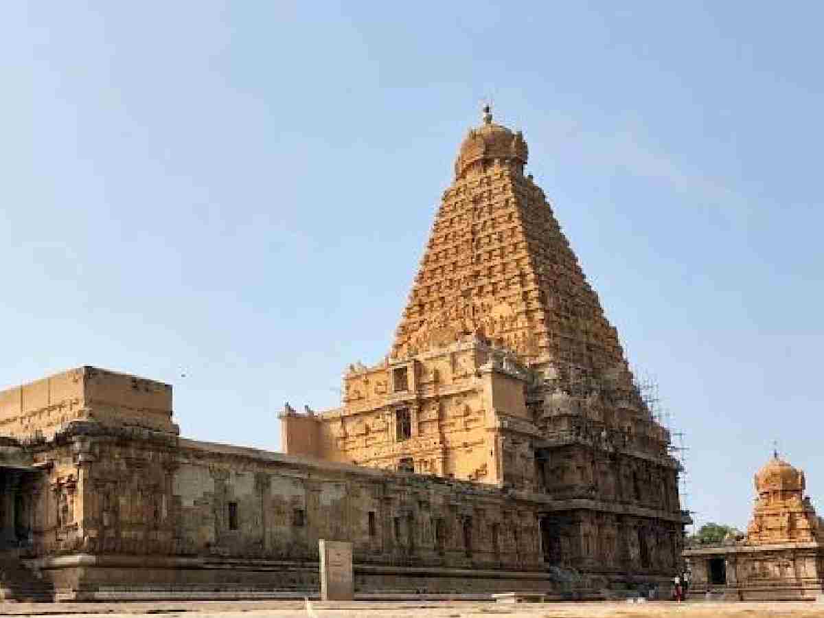 Brihadeeswarar Temple, Tamil Nadu: This 11th-century Chola dynasty temple is a masterpiece of Dravidian architecture