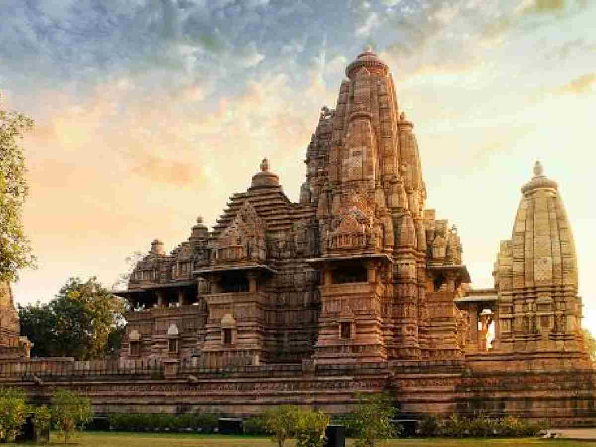 Khajuraho, Madhya Pradesh: Famous for its stunning erotic sculptures, these temples showcase exquisite art and architecture