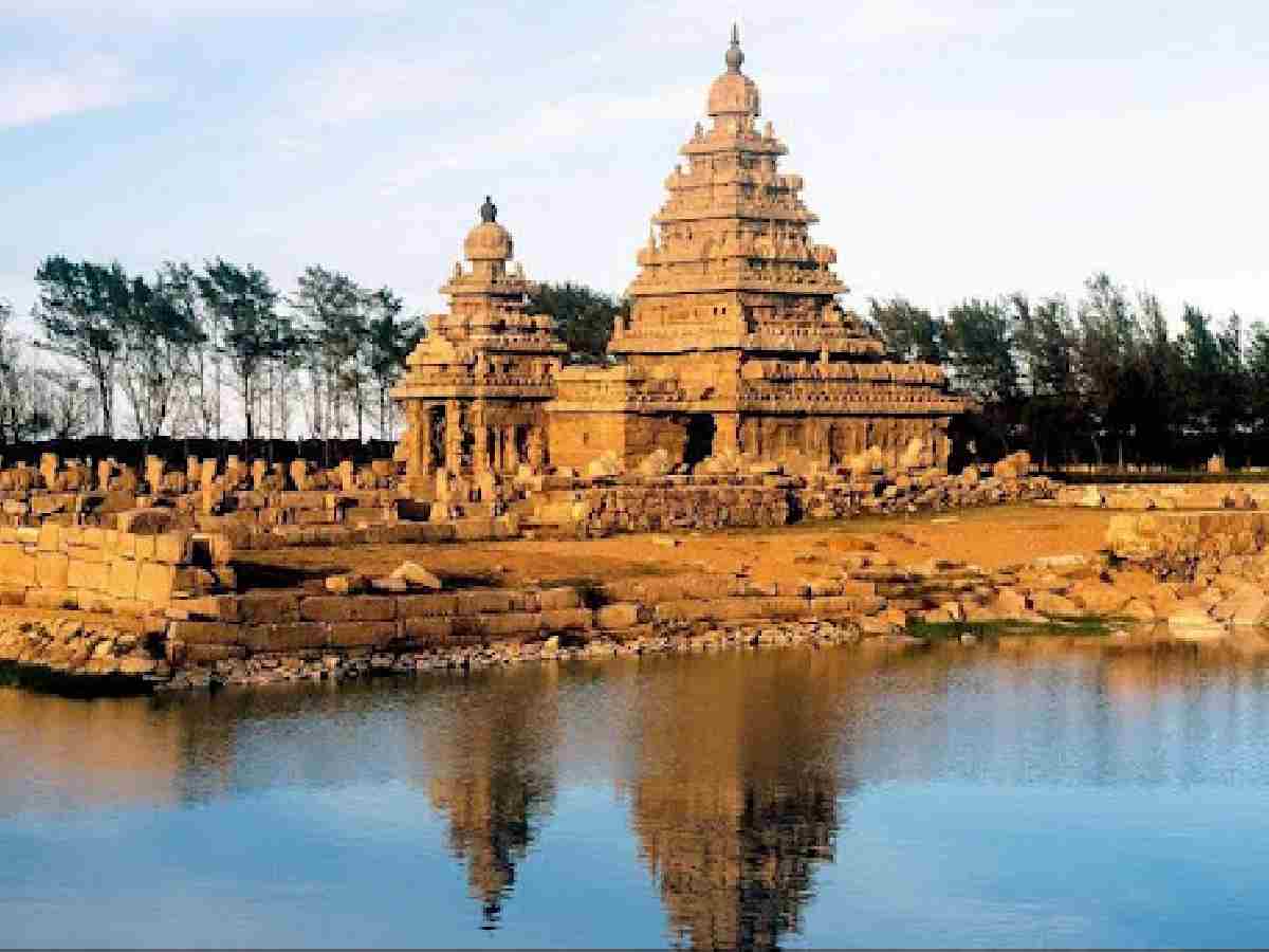  Mahabalipuram, Tamil Nadu: Discover the ancient rock-cut temples and intricate carvings from the Pallava dynasty in this UNESCO site