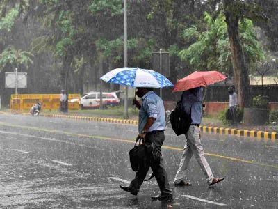 Fog delays trains, disrupts flight ops in Delhi, light rain likely today