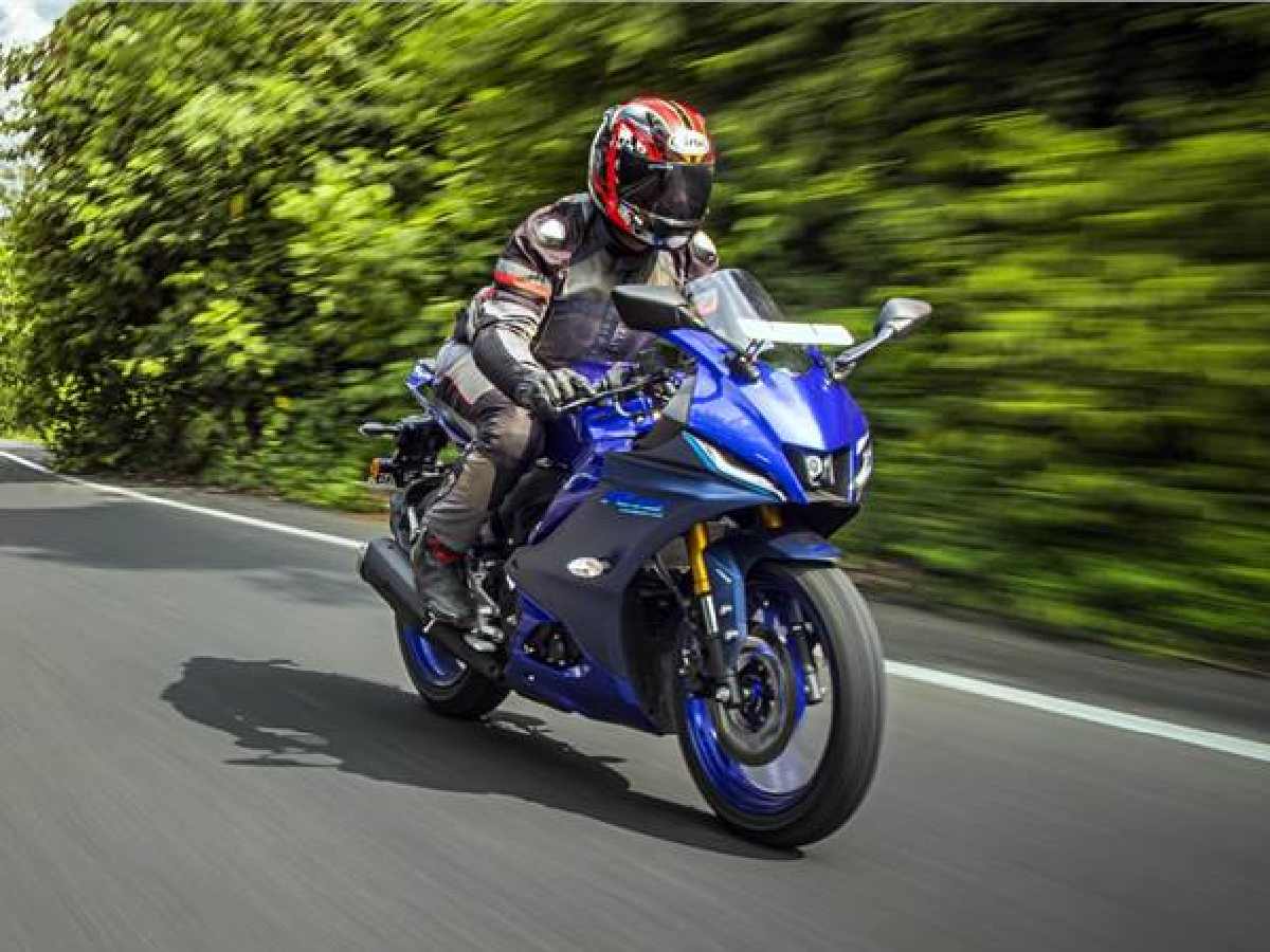 Yamaha YZF-R15 V4: Known for its sporty design and advanced features in the 150cc segment.