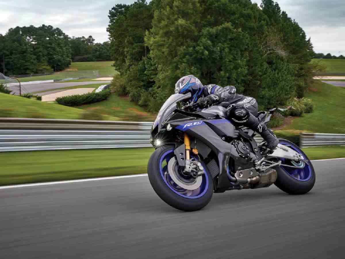 Yamaha YZF-R1M: Reaches speeds of about 186 mph (300 km/h), featuring advanced aerodynamics and a high-performance engine.