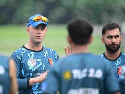 Afghanistan captain Hashmatullah Shahidi with coach Jonathan Trott at practice 