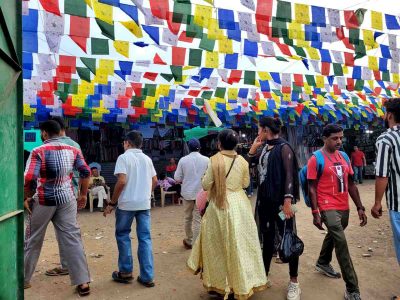 Tibetan refugee market reopens, highlighting winter craftsmanship