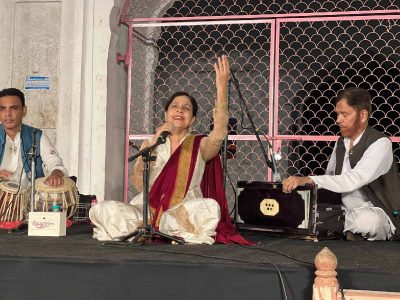 Rene Singh performing at the closing ceremony