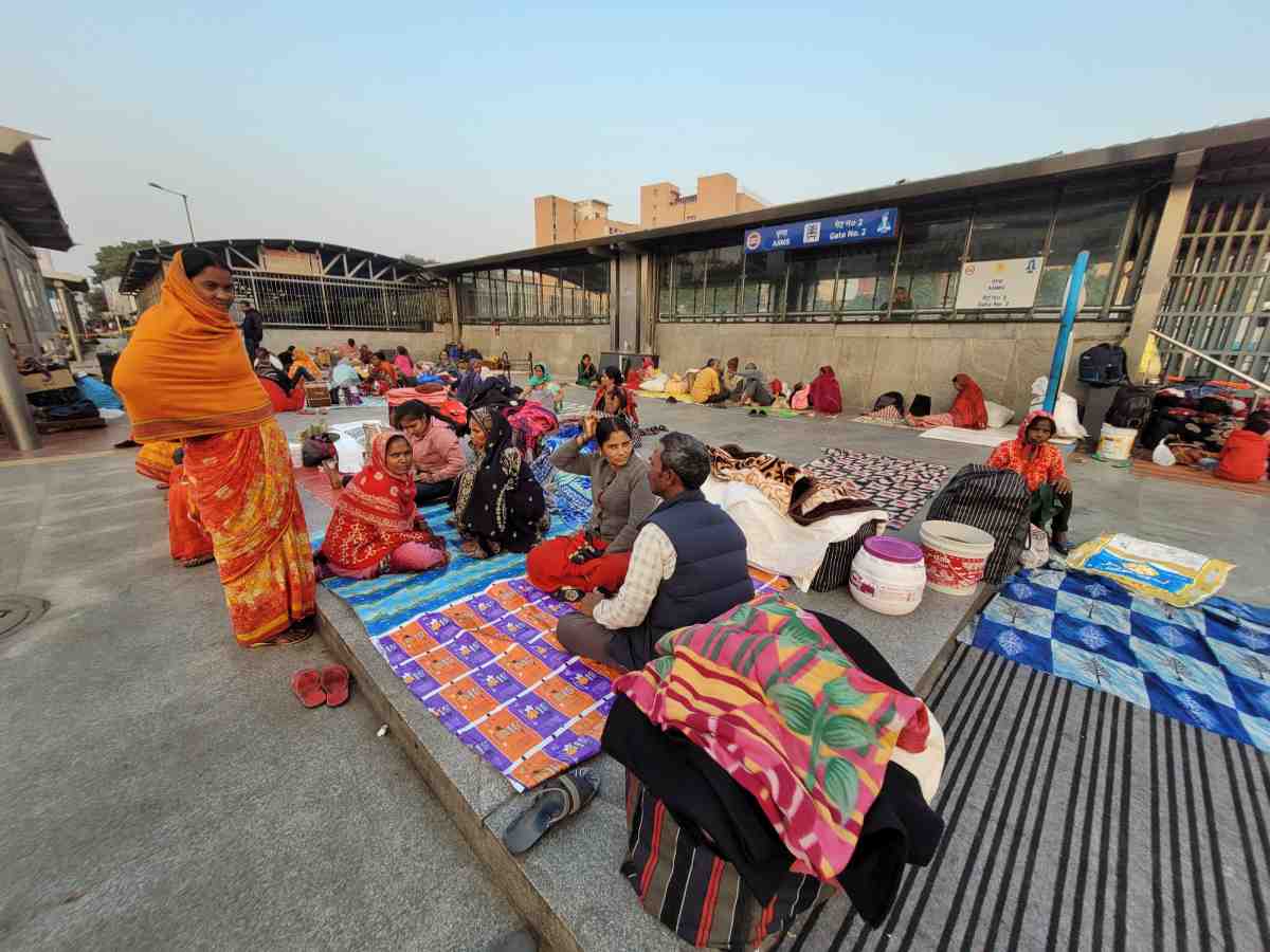 AIIMS patients’ attendants suffer smog, freezing cold