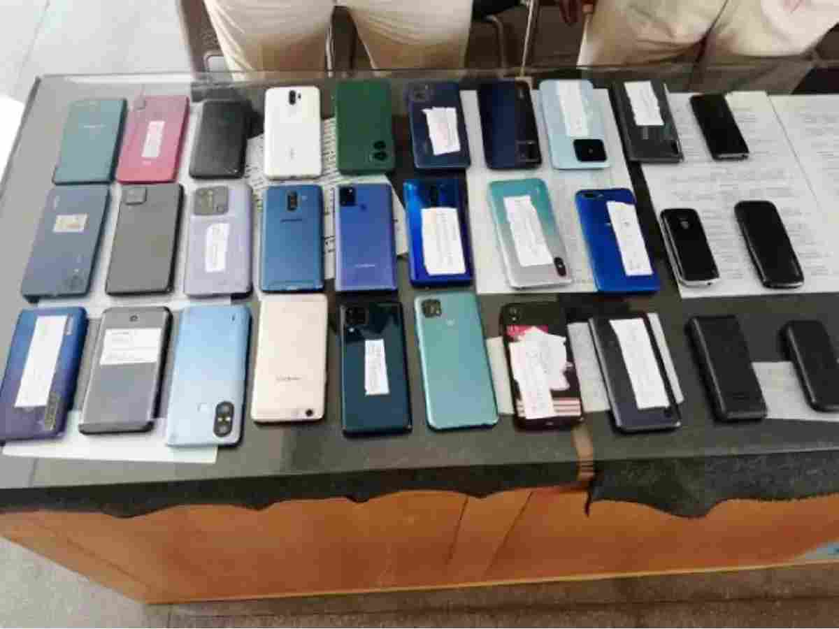 Delhi: Cops recover 555 stolen mobile phones worth Rs 2 crore