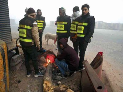 Delhi’s gig workers, security guards, police personnel battle the winter chill