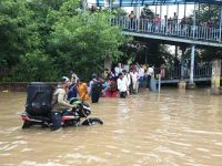 Delhi rain floods streets, disrupts traffic; locals use makeshift raft to ferry schoolchildren