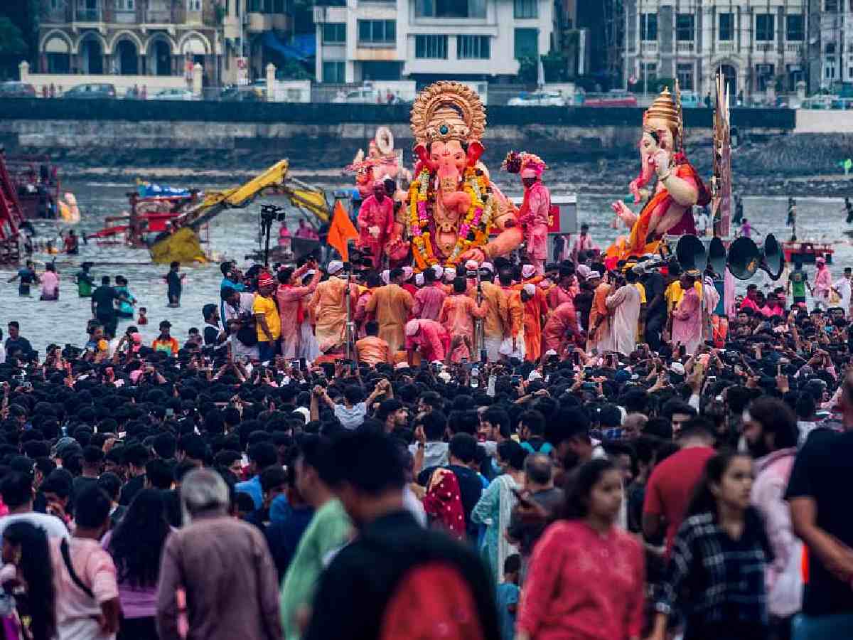 High tide delays immersion of Lalbaugcha Raja Ganesh idol in Mumbai