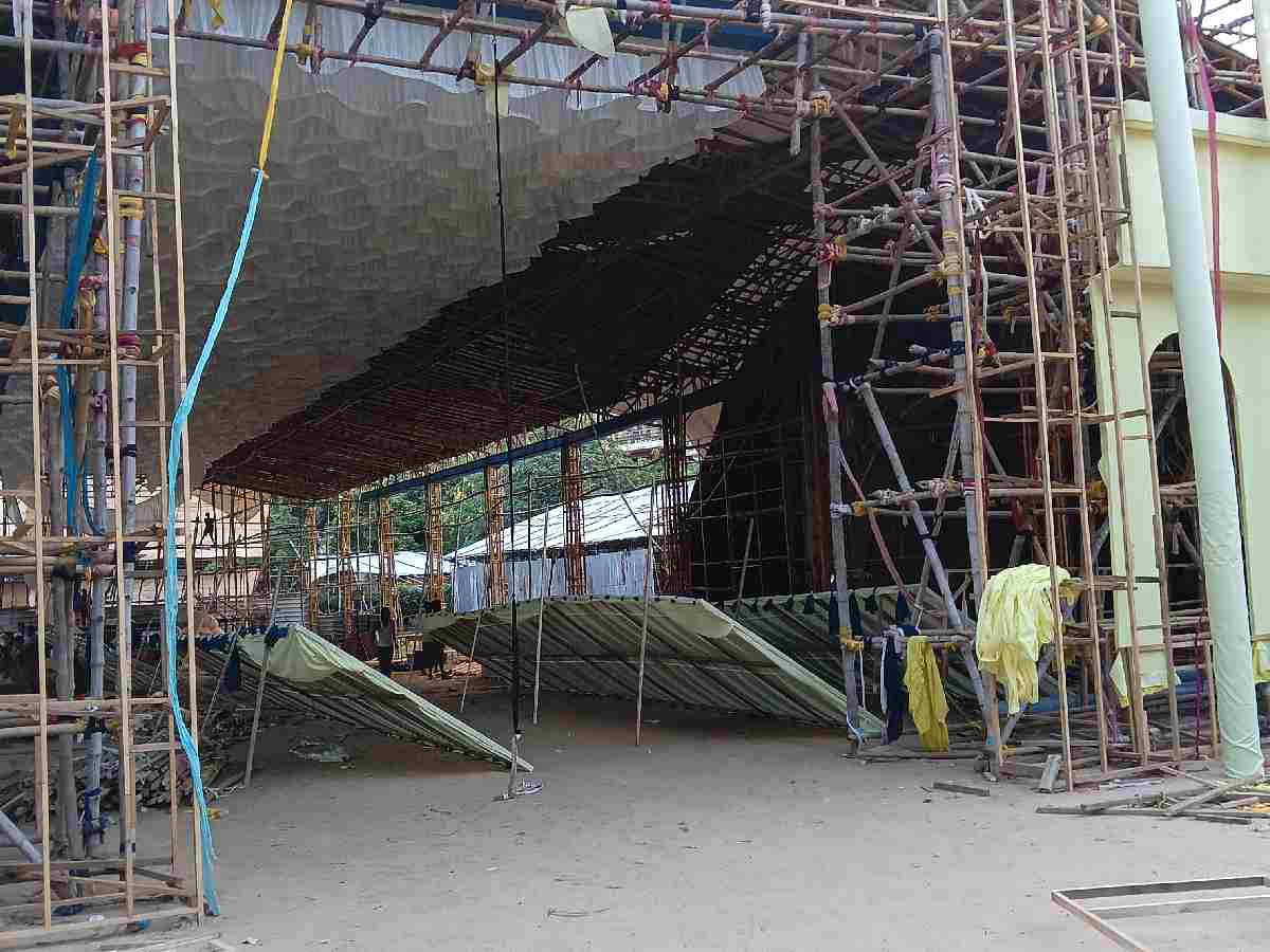 Lack of Bengali artisans hits Durga Puja pandals in CR Park