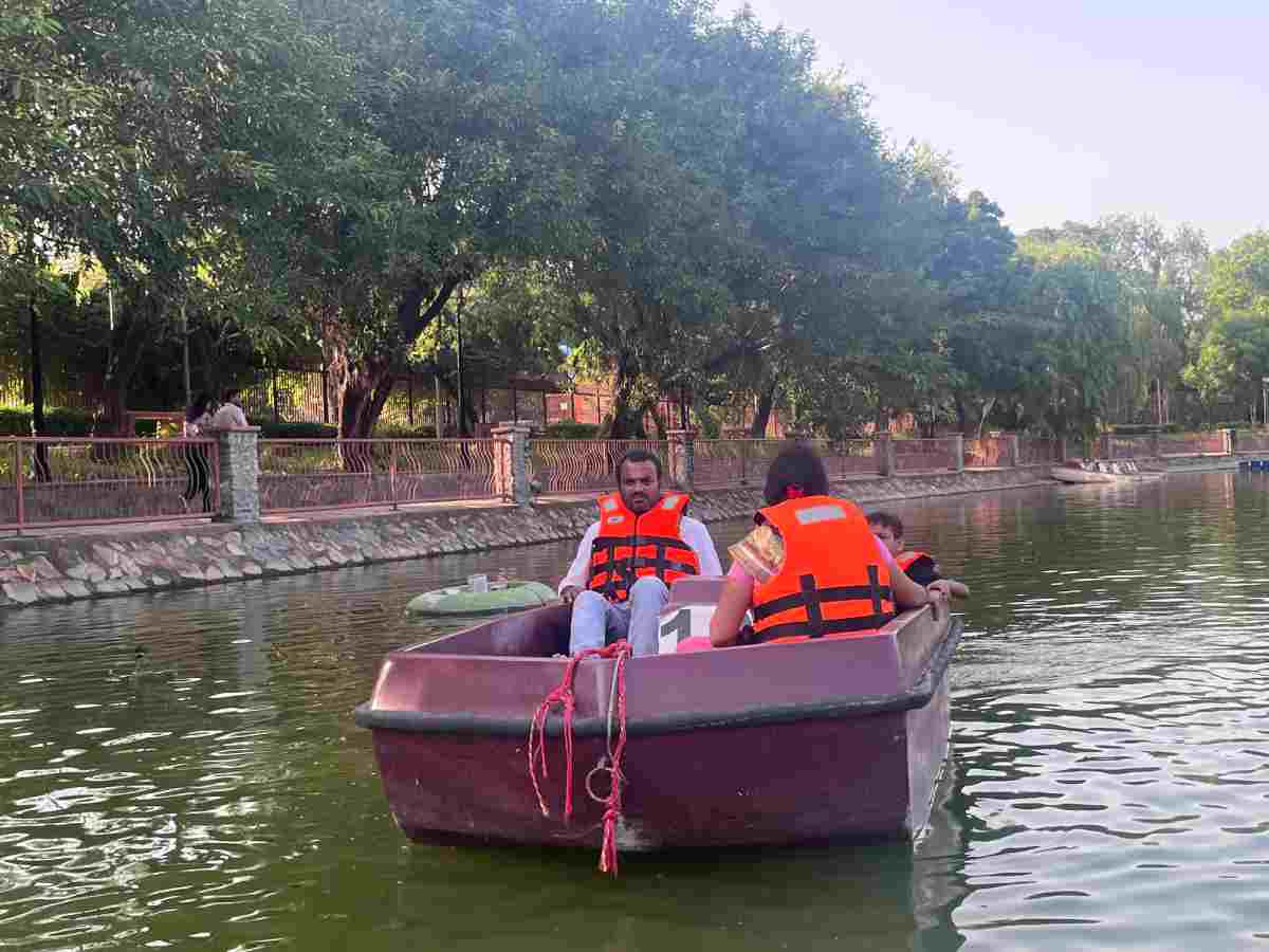 Visitors can enjoy boating from Talaqi Darwaza between 9:30 AM and 6 PM