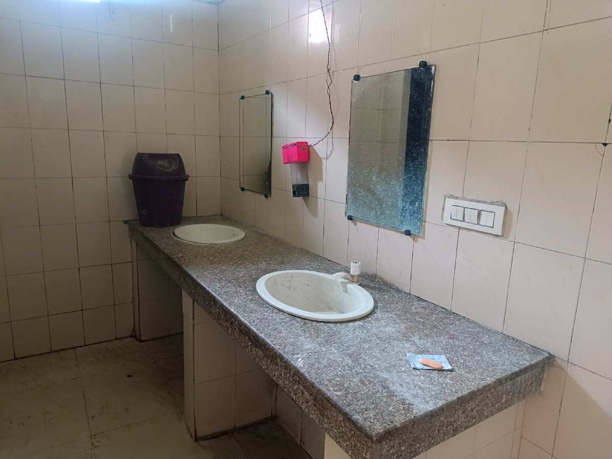 Broken taps, no electricity at Kashmere Gate bus terminal