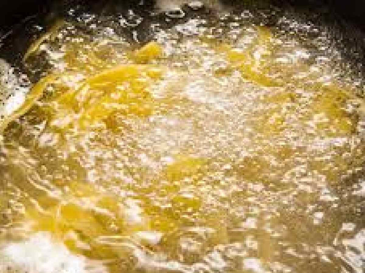 Delhi shocker: Wife pours boiling oil on husband, threatens…