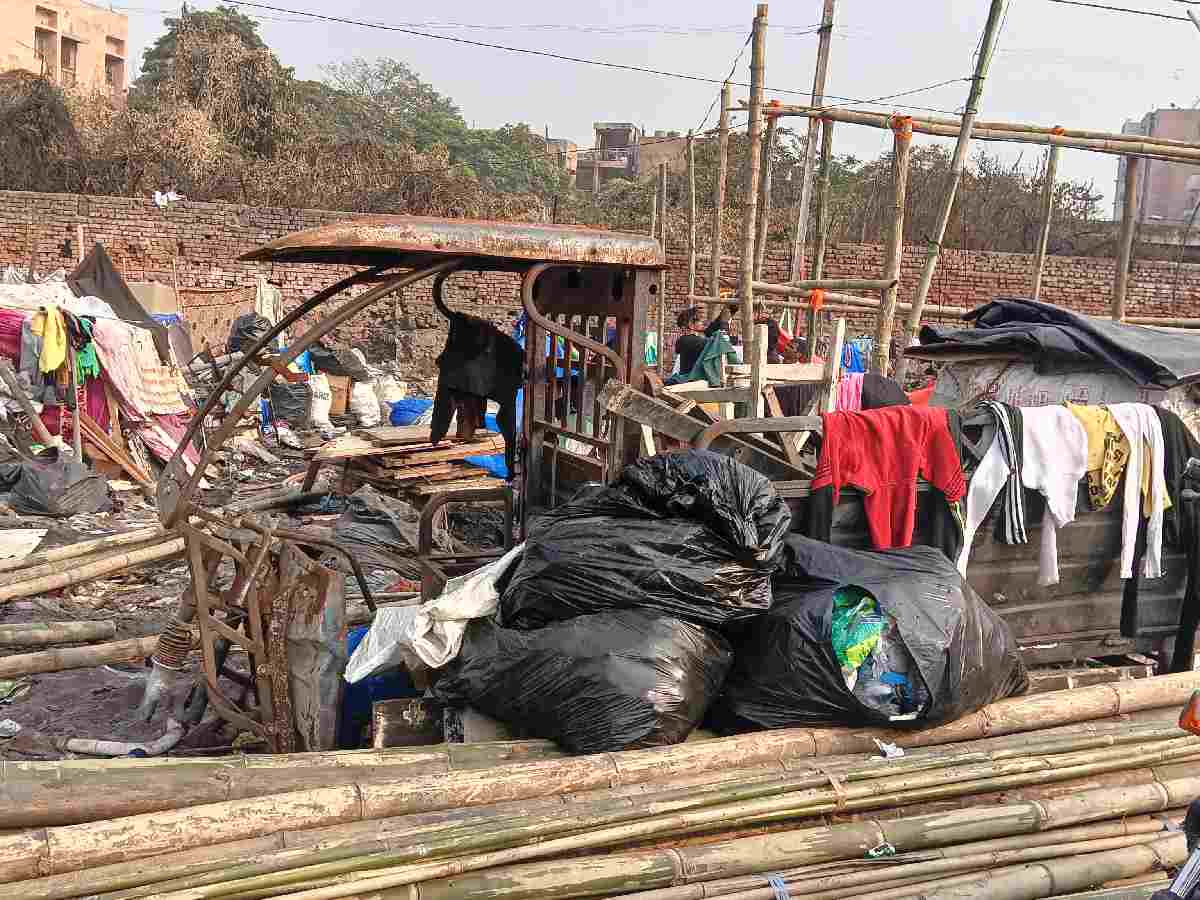 The remains of an e-rickshaw has been transformed into a makeshift clothesline
