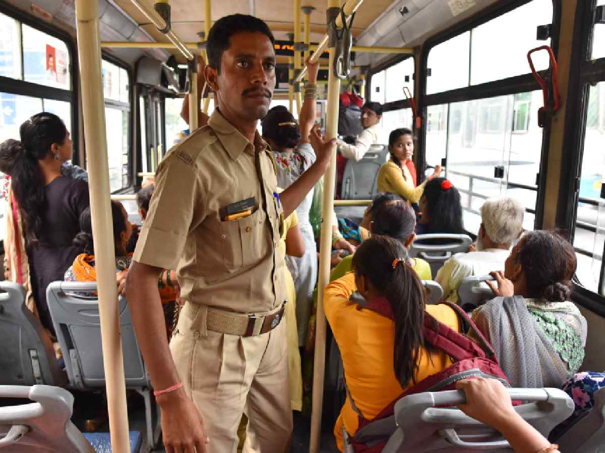 Sentinels of smog: migrant workers who keep Delhi running