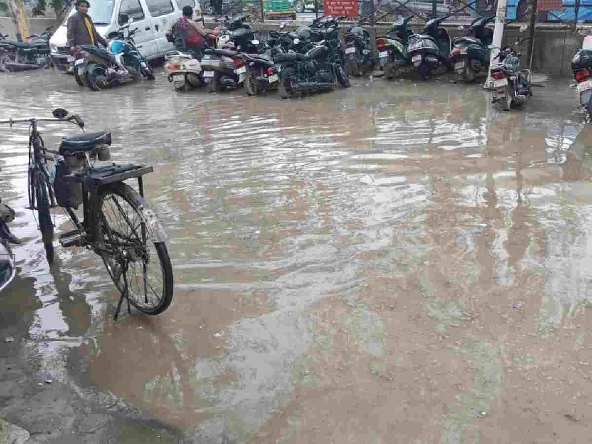 Delhi: Waterlogging cripples key Mathura Road stretch for a month