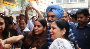 Delhi LG visits Kamla Nagar, asks women to email grievances