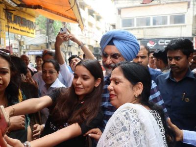 Delhi LG visits Kamla Nagar, asks women to email grievances